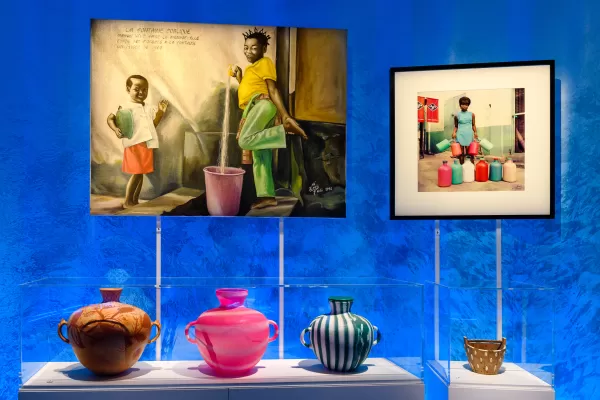 Image Nieuwe tentoonstelling Tropenmuseum zet relatiestatus met plastic op ‘het is ingewikkeld’